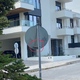 Πινακίδα που κρέμεται και είναι έτοιμη να πέσει !!!