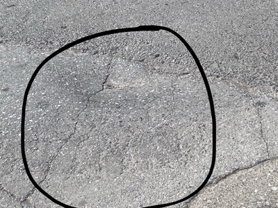 Επικίνδυνη λακούβα στο οδόστρωμα