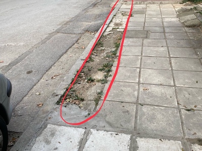 Σπασμένα πλακάκια σε πεζοδρόμιο