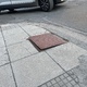 Χαλασμένο μεταλλικό καπάκι στο πεζοδρόμιο