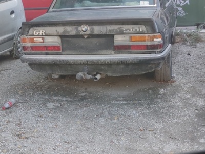 Χωρις πινακιδες και σπασμενα αμαξια