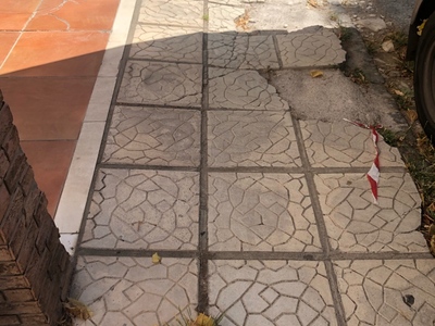 Σπασμενες πλακες πεζοδρομιου 