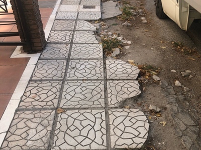 Σπασμενες πλακες πεζοδρομιου 