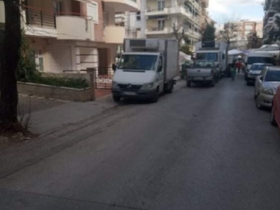 Σπασμενες πλακες πεζοδρομιου 