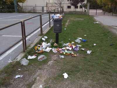 Πρωινά σκουπίδια στην αυλή του 3ου δημοτικού