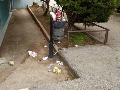 Πρωινά σκουπίδια στην αυλή του 3ου δημοτικού