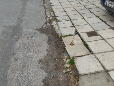 Σπασμένες πλάκες πεζοδρομίου