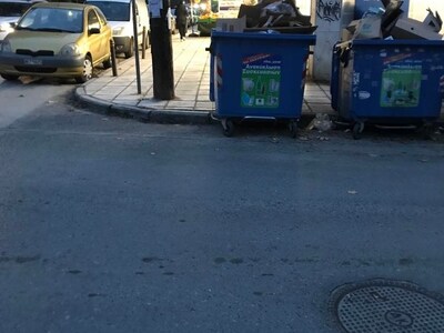 Απουσία Ράμπας, Κάδοι εμποδίζουν διέλευση