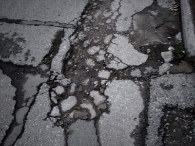 Υποχώρηση και σπάσιμο του οδοστρώματος