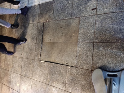 Πεζοδρόμιο Καλαμαριάς καθίζηση φρεατιου και πέφτουμε μεσα στα νερά