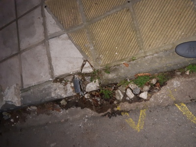 Καταστροφή πεζοδρομίου 