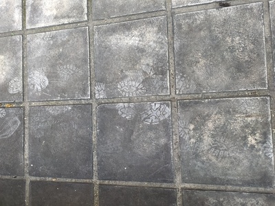 Πεζοδρομια βρωμικα