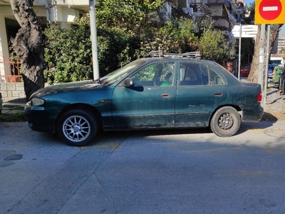 Αυτοκίνητο πανω σε ράμπα ΑΜΕΑ