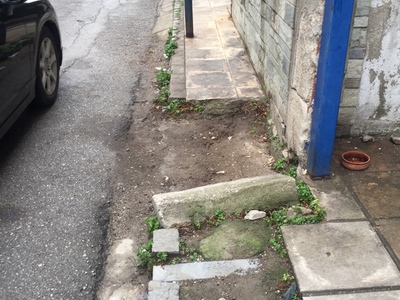 Αποκατασταση στο επικινδυνο πεζοδρομιο αμεσα..