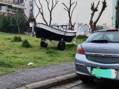 Βάρκα σε δημοτικό χώρο