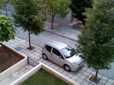Παρκαρισμένα αυτοκίνητα πάνω στο πεζοδρόμιο