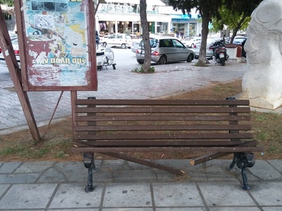 Σπασμένα παγκάκια