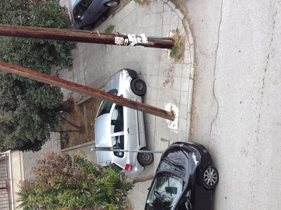 Μόνιμη στάθμευση το πεζοδρόμιο