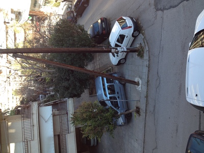 Μόνιμη στάθμευση το πεζοδρόμιο