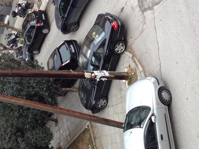 Μόνιμη στάθμευση το πεζοδρόμιο