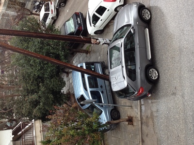 Μόνιμη στάθμευση το πεζοδρόμιο