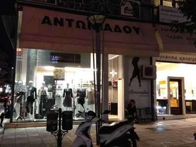 Σβηστή κολώνα στον πεζόδρομο