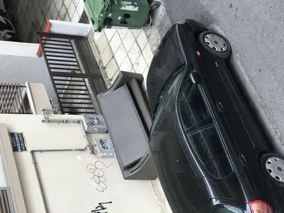 Καναπες στο πεζοδρομιο διπλα στον καδο