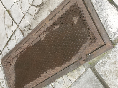 Σαπιο καπακι  ετοιμο να υποχωρησει