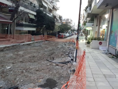 Κλείσιμο του πάρκινγκ της πολυκατοικίας. Εγκατάλειψη χωματουργικών εργασιών και πεζοδρόμησης επί της οδού εδώ και 1 μήνα.