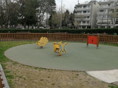 Φύτευση δέντρων σε παιδική χαρά. 