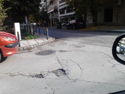 Λακκούβα επι οδοστρώματος