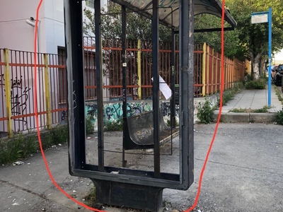 Άμεση επισκευή στεγάστρου στάσης λεωφορείου