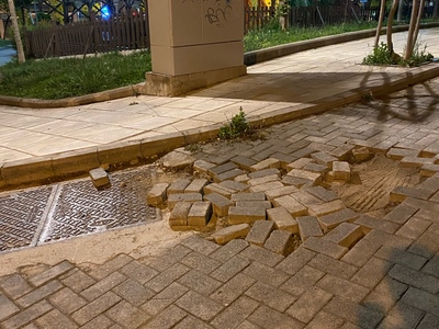 Επικινδυνες λιθοστρωτες πετρες πλησιον σε παρκο
