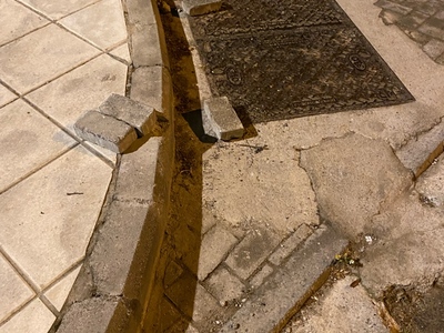 Επικινδυνες λιθοστρωτες πετρες πλησιον σε παρκο