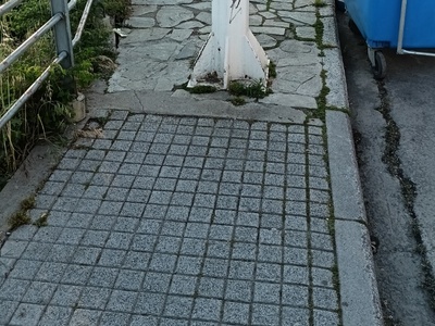 Υπενθύμιση: Κολωνα φωτισμου εμποδίζει 