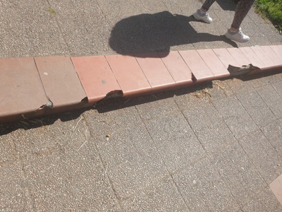 Κρασπεδο και πεζοδρόμιο επι της οδού Ύδρας 