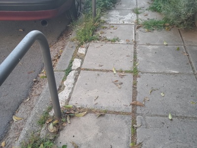 Ξερίζωμα χόρτων στο πεζοδρόμιο 