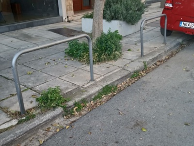 Ξερίζωμα χόρτων στο πεζοδρόμιο 