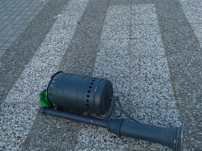 Ξηλωμένος κάδος στον πεζόδρομο της Γεννηματά