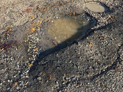 Μεγάλη και βαθιά λακούβα κατα μήκος όλου του δρόμου.