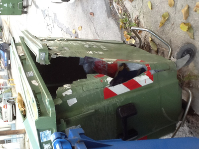 Σπασμένος κάδος απορριμμάτων