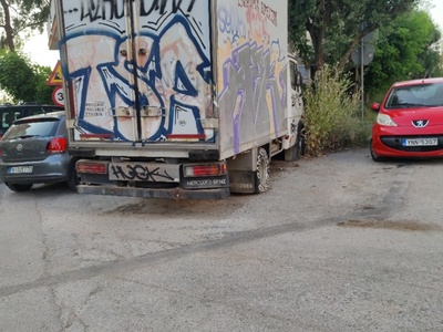 Παρατημένο φορτηγό σε διασταύρωση