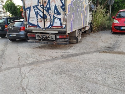 Παρατημένο φορτηγό σε διασταύρωση