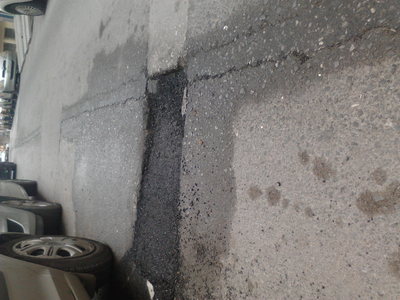 Καθίζηση φρέσκιας πίσσας και λακκούβες επι της οδού Ευριπίδου.