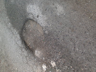 Καθίζηση φρέσκιας πίσσας και λακκούβες επι της οδού Ευριπίδου.