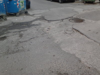 Καθίζηση φρέσκιας πίσσας και λακκούβες επι της οδού Ευριπίδου.