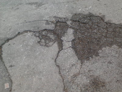 Καθίζηση φρέσκιας πίσσας και λακκούβες επι της οδού Ευριπίδου.