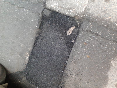 Καθίζηση φρέσκιας πίσσας και λακκούβες επι της οδού Ευριπίδου.