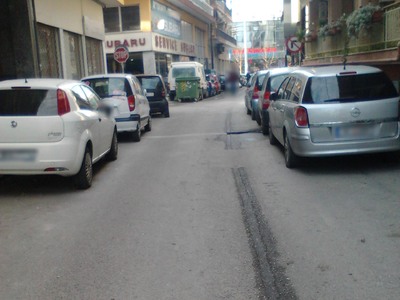 Καθίζηση φρέσκιας πίσσας και λακκούβες επι της οδού Ευριπίδου.