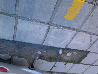 Σπασμένα πλακάκια πεζοδρομίου, άσχημη εικόνα σε πολυσύχναστο πεζοδρόμιο κοντά στο Δημαρχείο